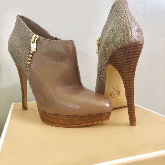 Shoes - Picture 2 of 8